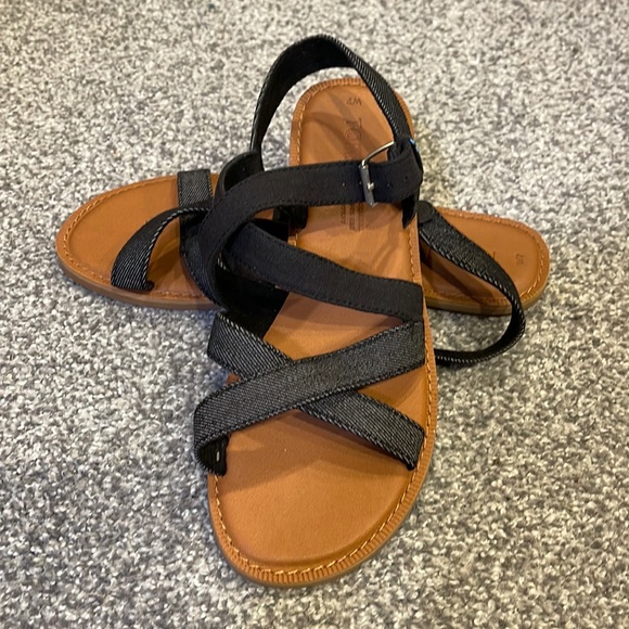 NWT Toms Sandals - Black Canvas Straps - Size 7 - Picture 1 of 2